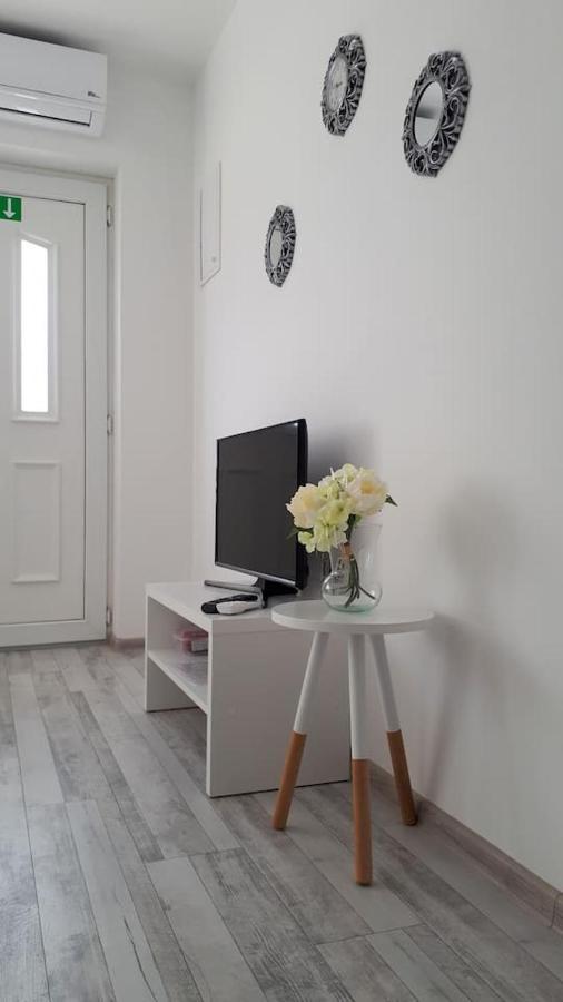 Apartman Lidija Dinjiška Eksteriør billede