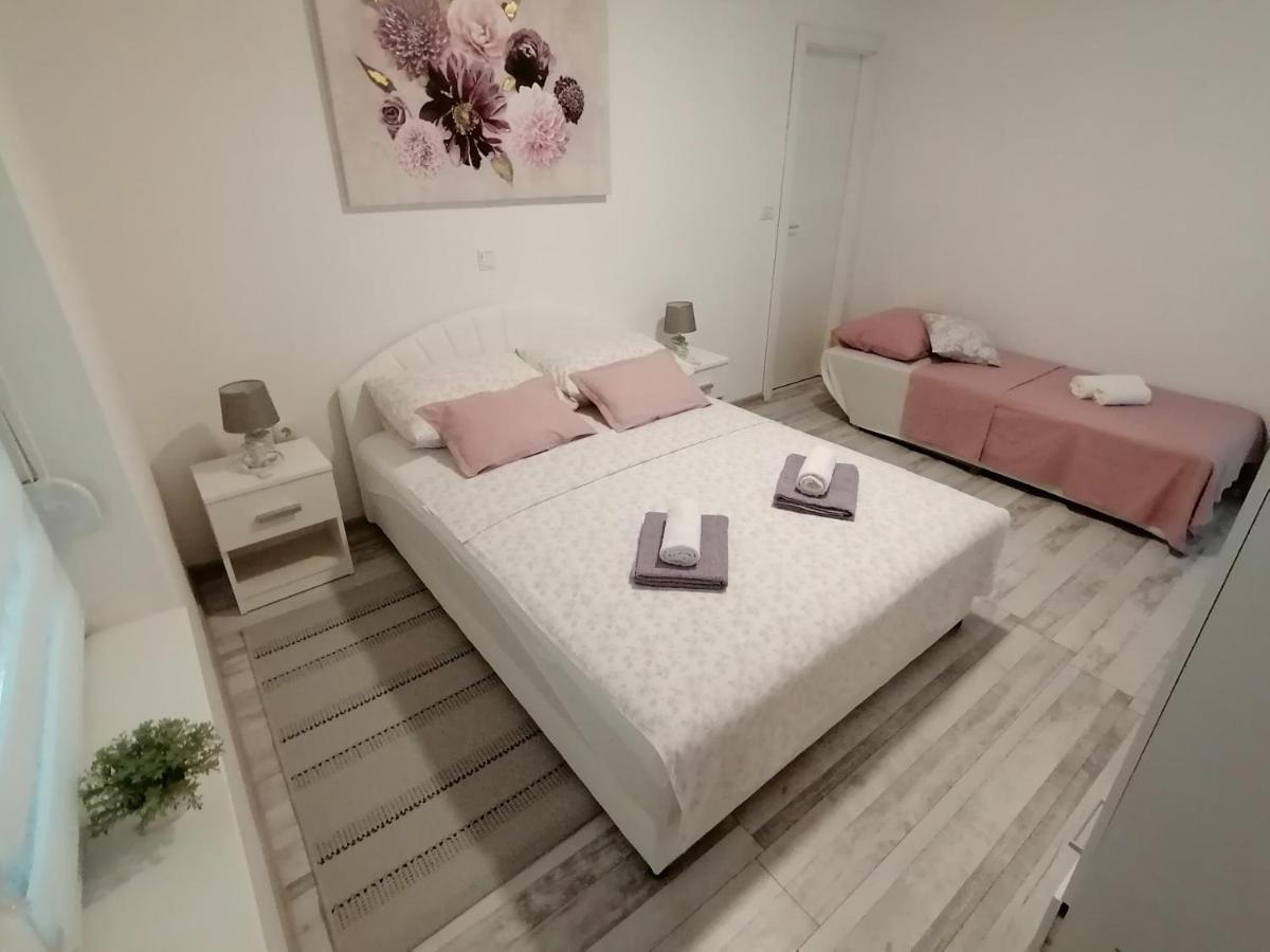 Apartman Lidija Dinjiška Eksteriør billede